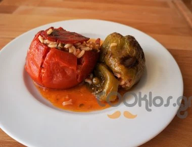 Η συνταγή της Ημέρας: Ντομάτες και πιπεριές γεμιστές με κιμά